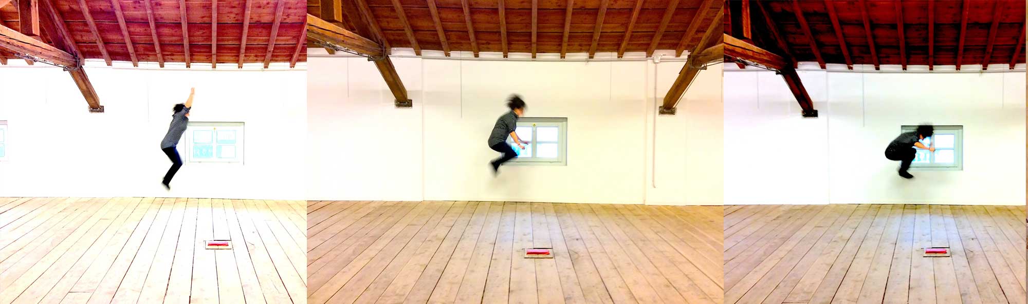 Una grande sala, più ambienti, pavimento e tetto di legno con travi a vista. Tre frame di immagini. Una danzatrice che si prepara, si slancia in alto e salta