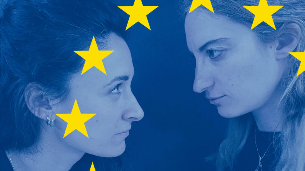 Sullo sfondo di una bandiera europea, i profili di due giovani donne si fronteggiano come in un gioco.