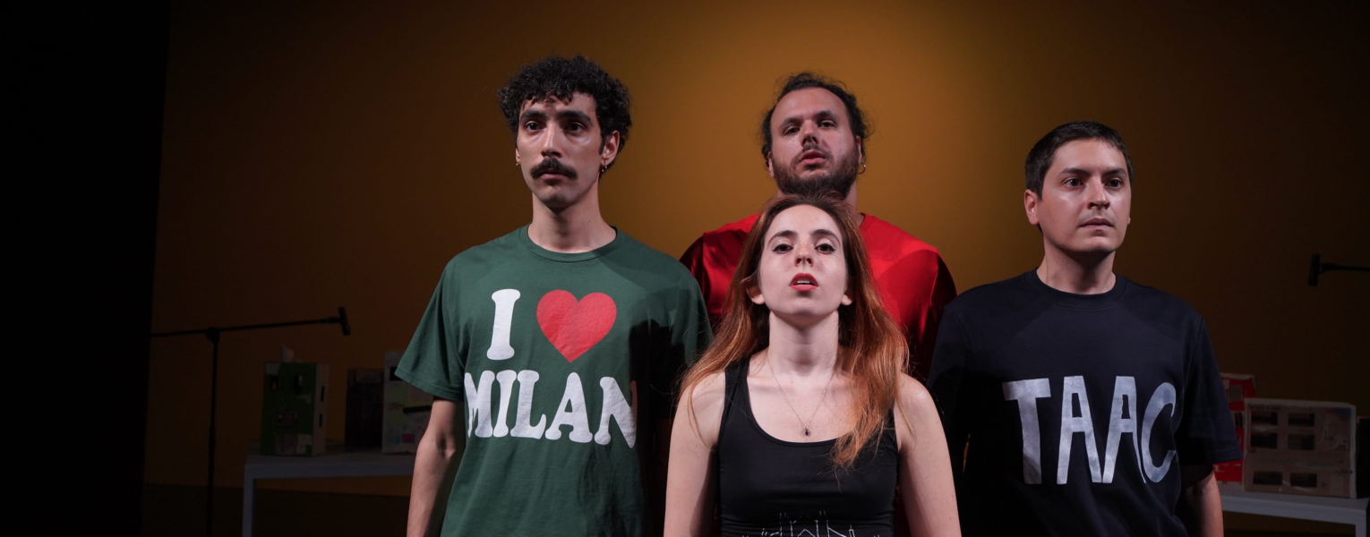 quattro giovani, tre uomini e una donna con magliette con scritte su Milano